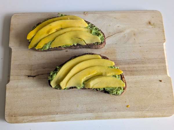 Avokádový toast s mangom a limetkou: svieži, rýchly a chutný recept - Príprava krok 4