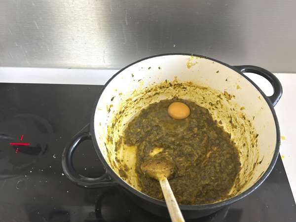 Tradičné marocké pečivo s tehlovým cestom, kuracím mäsom a korením - Príprava krok 6