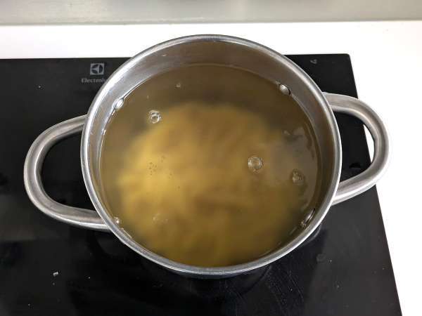 Studené cestoviny s rukolovým pestom, cherry paradajkami a mozzarellou: svieži a rýchly letný recept - Príprava krok 1