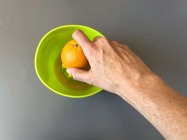 Agua de Valencia, stredomorský koktail s cavou a pomarančom, ktorý si môžete pripraviť aj doma. - Príprava krok 1