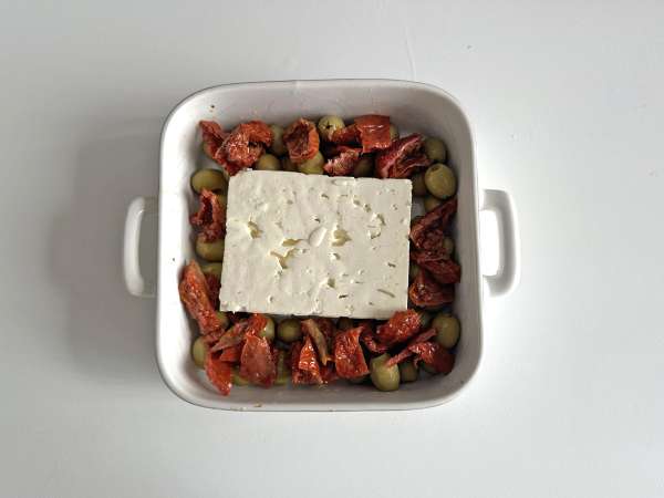 Zapečená feta so sušenými paradajkami a olivami na stredomorský spôsob - Príprava krok 2