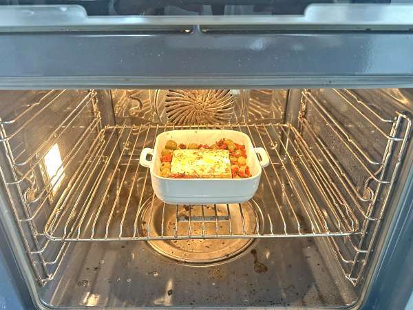 Zapečená feta so sušenými paradajkami a olivami na stredomorský spôsob - Príprava krok 4