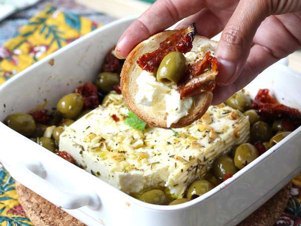 Zapečená feta so sušenými paradajkami a olivami na stredomorský spôsob - Príprava krok 5