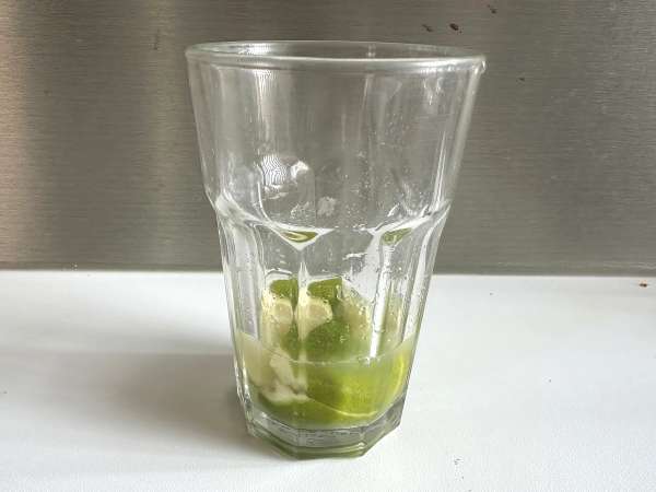 Citrónová Caipirinha: brazílsky nápoj, ktorý si ľahko pripravíte bez koktailového šejkra - Príprava krok 4