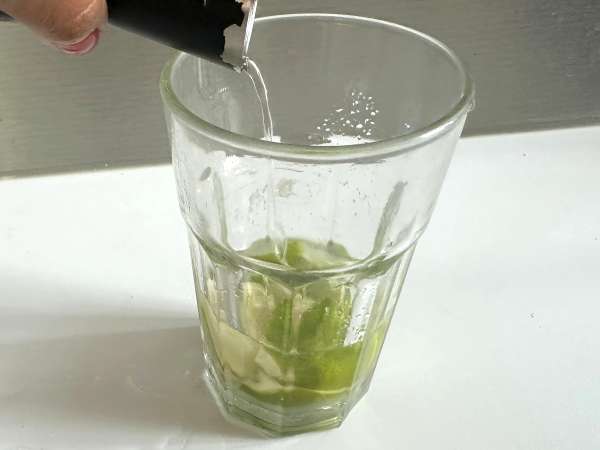 Citrónová Caipirinha: brazílsky nápoj, ktorý si ľahko pripravíte bez koktailového šejkra - Príprava krok 5