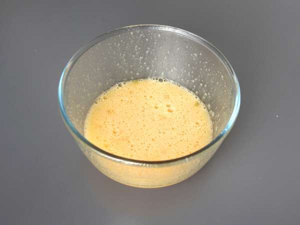 Super jednoduchý orechový koláč len zo 4 ingrediencií - Príprava krok 1