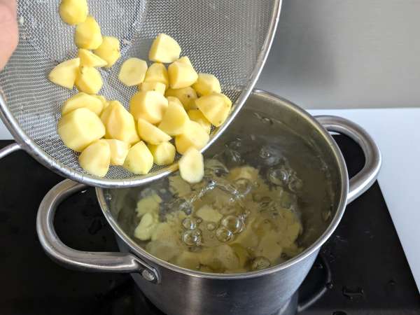 Krémové pečené zemiaky cacio e pepe: jednoduchá príloha, ktorá každého poblázni! - Príprava krok 2