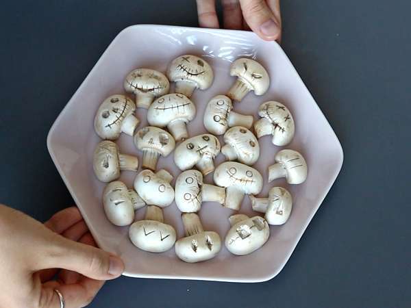 Halloweenske koláče s hubami a cesnakom a bylinkovým syrom - Príprava krok 5
