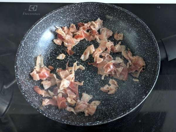Krémové cestoviny s čakankou, slaninou a orechmi: rýchly a chutný recept - Príprava krok 5