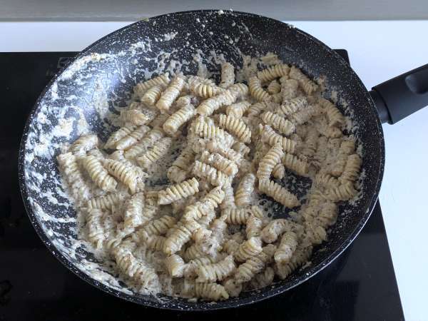 Krémové cestoviny s čakankou, slaninou a orechmi: rýchly a chutný recept - Príprava krok 6