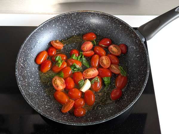 Špagety s cherry paradajkami a píniovými orieškami: krémový a voňavý recept - Príprava krok 2