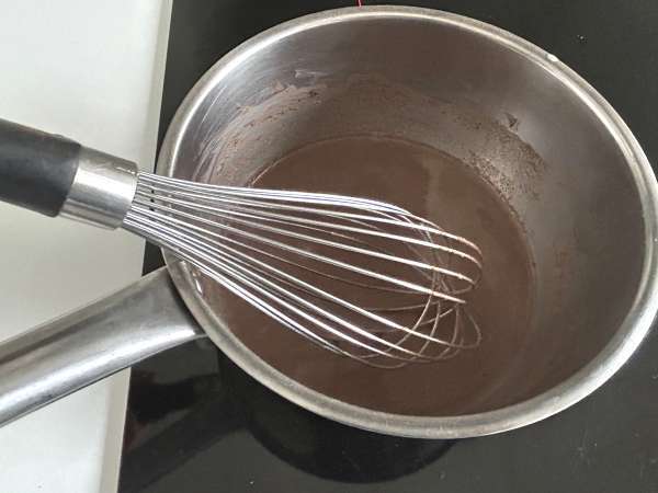 Domáca horúca čokoláda: jednoduchý recept na hustú, lesklú a hodvábnu čokoládu - Príprava krok 3