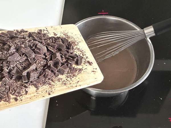 Domáca horúca čokoláda: jednoduchý recept na hustú, lesklú a hodvábnu čokoládu - Príprava krok 4