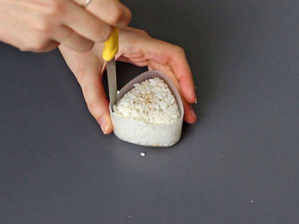 Onigiri so žĺtkami konzervovanými v sójovej omáčke - Príprava krok 7