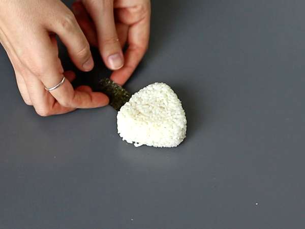 Onigiri so žĺtkami konzervovanými v sójovej omáčke - Príprava krok 9
