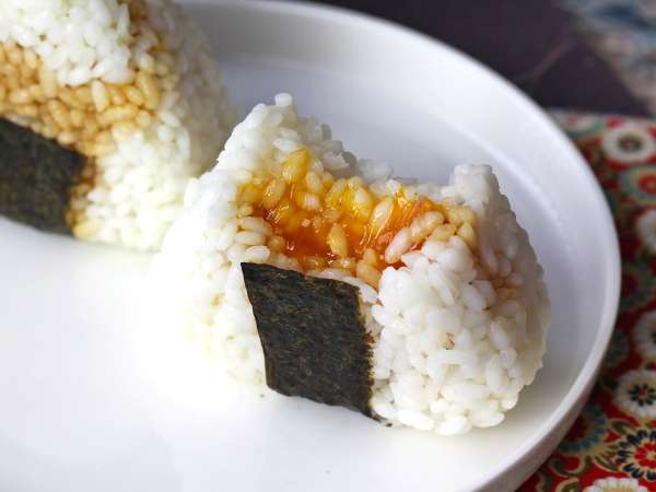 Onigiri so žĺtkami konzervovanými v sójovej omáčke - Príprava krok 10