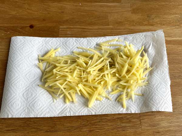 Zemiakové lupienky z fritézy na vzduchu také chrumkavé, že neuveríte, že sú vyrobené doma - Príprava krok 3