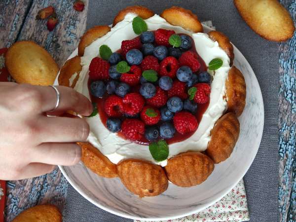 Charlotte s červeným ovocím a madeleines - Príprava krok 10