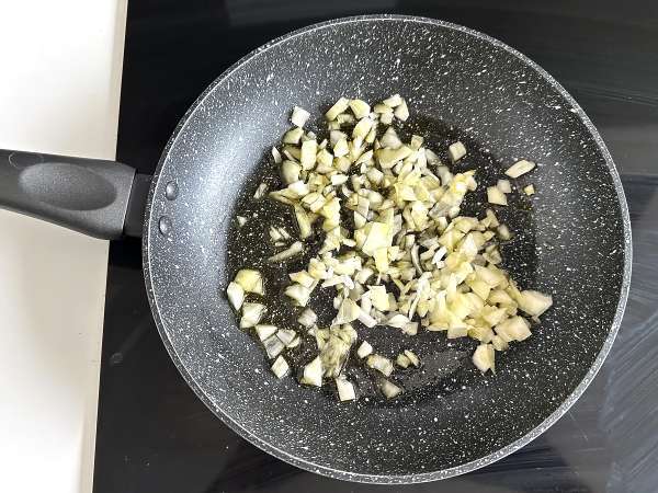 Sardinkový koláč: jednoduchý, vlhký a chutný recept - Príprava krok 1