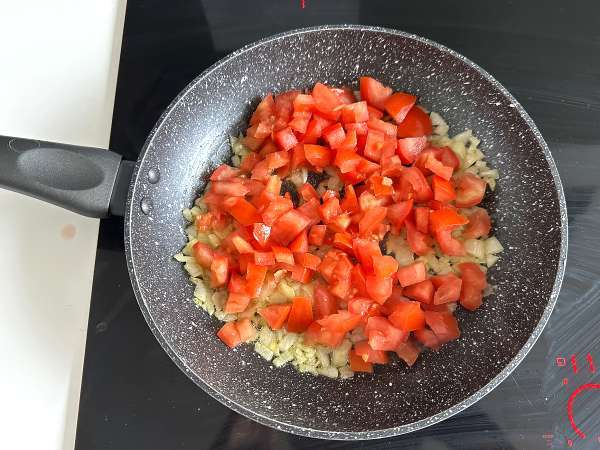 Sardinkový koláč: jednoduchý, vlhký a chutný recept - Príprava krok 2