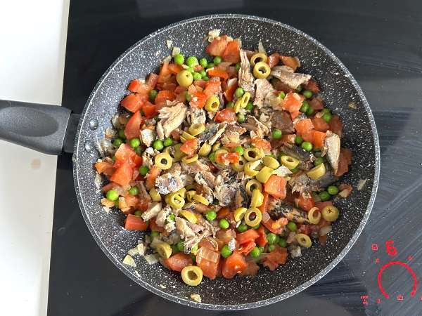 Sardinkový koláč: jednoduchý, vlhký a chutný recept - Príprava krok 3