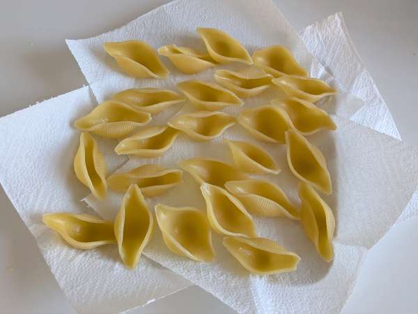 Conchiglioni plnené ricottou, cuketou a citrónom: krémové a au gratin v rúre - Príprava krok 3
