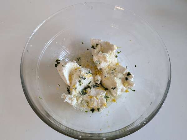 Conchiglioni plnené ricottou, cuketou a citrónom: krémové a au gratin v rúre - Príprava krok 4