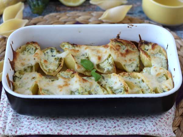 Conchiglioni plnené ricottou, cuketou a citrónom: krémové a au gratin v rúre - Príprava krok 9