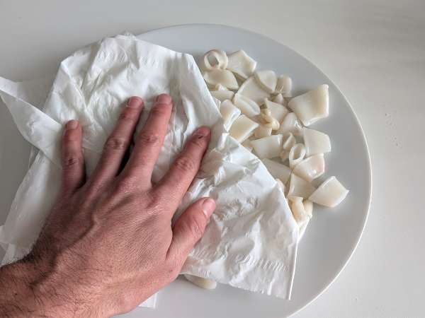 Krúžky kalamárov vo fritéze chrumkavé a ľahké - Príprava krok 1