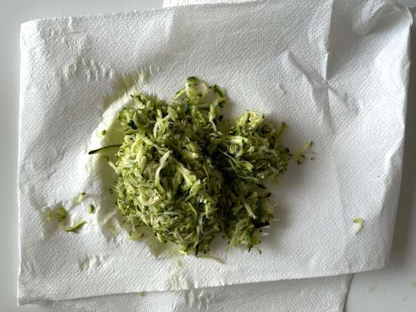 Mimoriadne vlhký koláč z pistácií, limetiek a cukety - Príprava krok 1