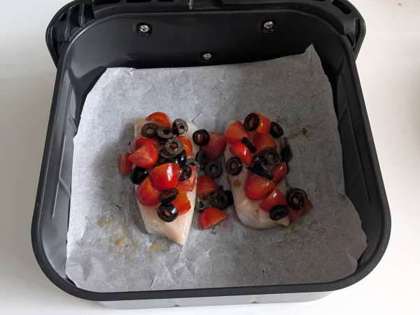 Na vzduchu vyprážaná treska s cherry paradajkami, olivami a citrónom: ľahký a rýchly recept - Príprava krok 4