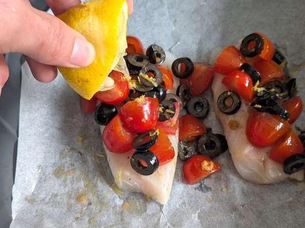Na vzduchu vyprážaná treska s cherry paradajkami, olivami a citrónom: ľahký a rýchly recept - Príprava krok 5