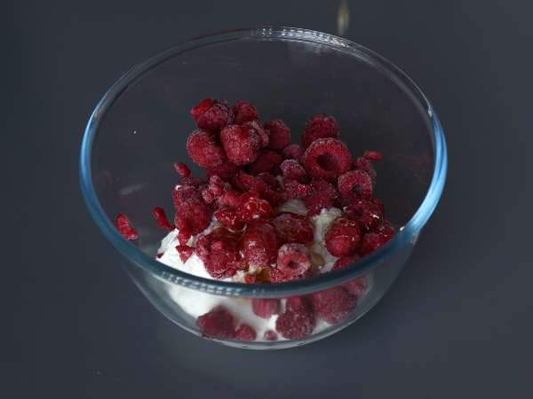 Skyr, malinová a čokoládová zmrzlina. Zdravé občerstvenie na slnečné dni! - Príprava krok 1