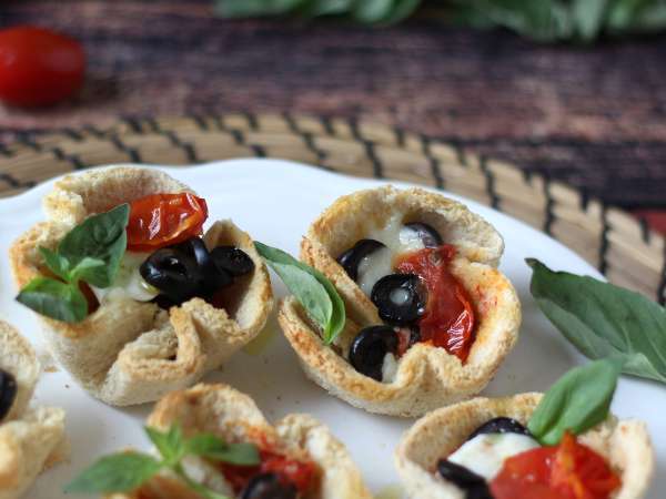 Chlebové košíky s mozzarellou, cherry paradajkami a čiernymi olivami - Príprava krok 7