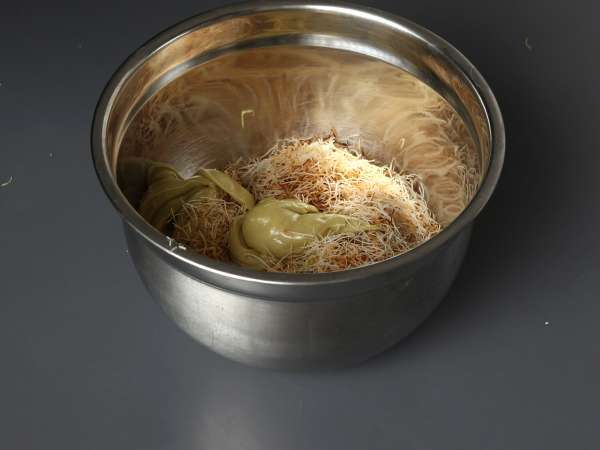 Dubajské žuvačky, virálny recept na mochis s pistáciovou a kadaifovou náplňou - Príprava krok 3