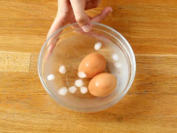 Chrumkavé vajíčka feta: veľmi jednoduchý a trendový recept - Príprava krok 2