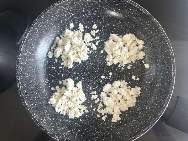 Chrumkavé vajíčka feta: veľmi jednoduchý a trendový recept - Príprava krok 4