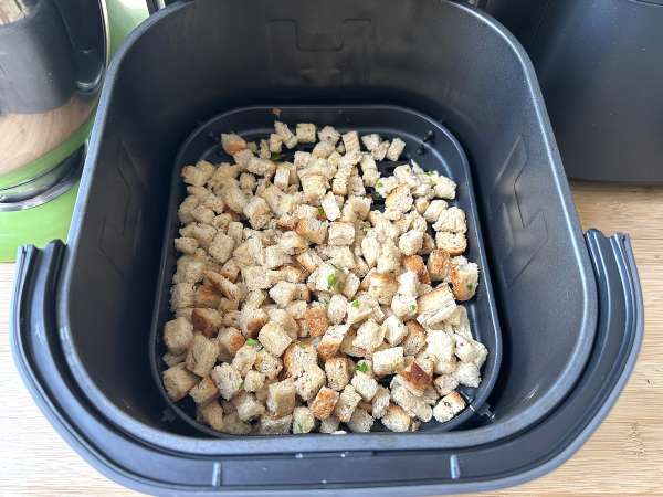 Chrumkavé bylinkové krutóny vo fritéze (rýchle a jednoduché) - Príprava krok 6