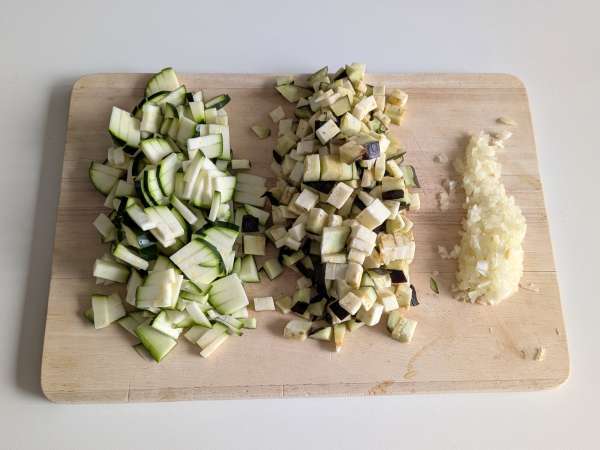 Pečené vegetariánske plnené papriky: jednoduchý a chutný recept so zeleninou a syrom mozzarella - Príprava krok 2