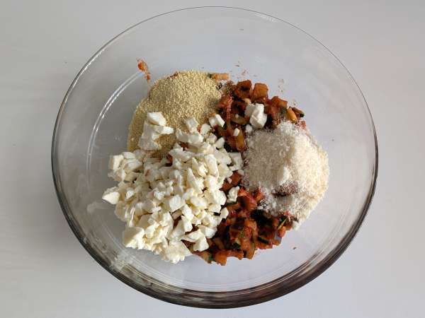Pečené vegetariánske plnené papriky: jednoduchý a chutný recept so zeleninou a syrom mozzarella - Príprava krok 5