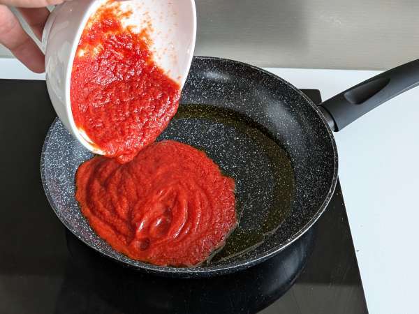 Cestoviny so stracciatellou a paradajkovým krémom: prvý chod hotový za 10 minút - Príprava krok 1