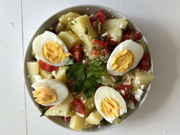 Zemiakový šalát s feta syrom, vajcom a cherry paradajkami - Príprava krok 6