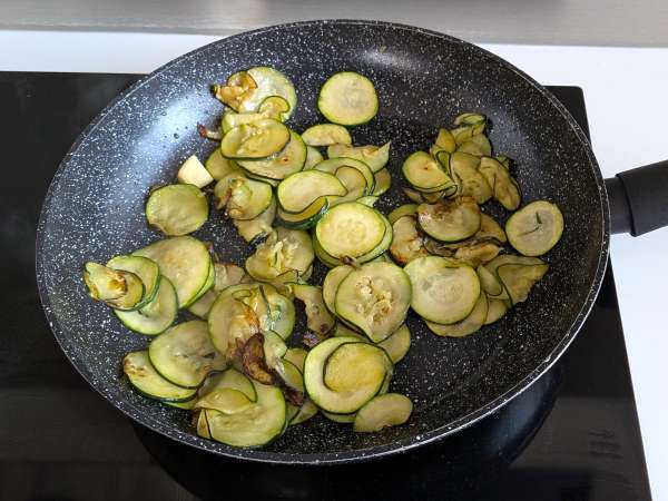 Cestoviny s cuketou a chrumkavým špekom: jednoduchý recept na obed aj večeru - Príprava krok 3