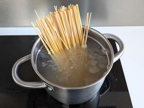 Cestoviny s cuketou a chrumkavým špekom: jednoduchý recept na obed aj večeru - Príprava krok 4