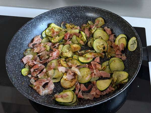Cestoviny s cuketou a chrumkavým špekom: jednoduchý recept na obed aj večeru - Príprava krok 6