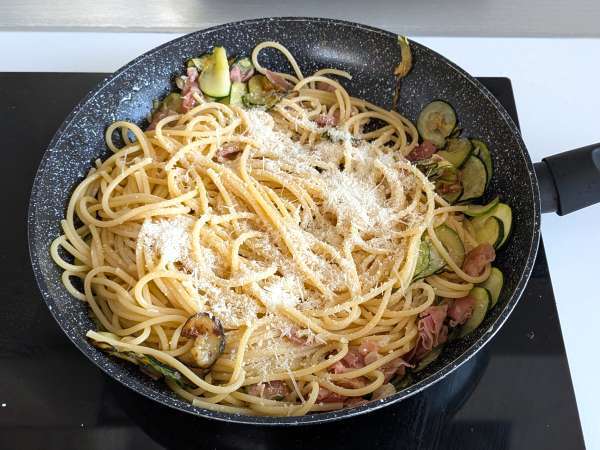 Cestoviny s cuketou a chrumkavým špekom: jednoduchý recept na obed aj večeru - Príprava krok 7