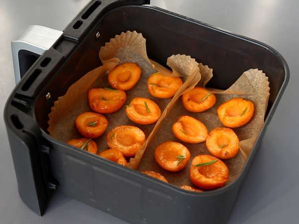 Tiramisu s pečenými marhúľami: ovocný dezert s jemnou konzistenciou, ideálny na leto - Príprava krok 2