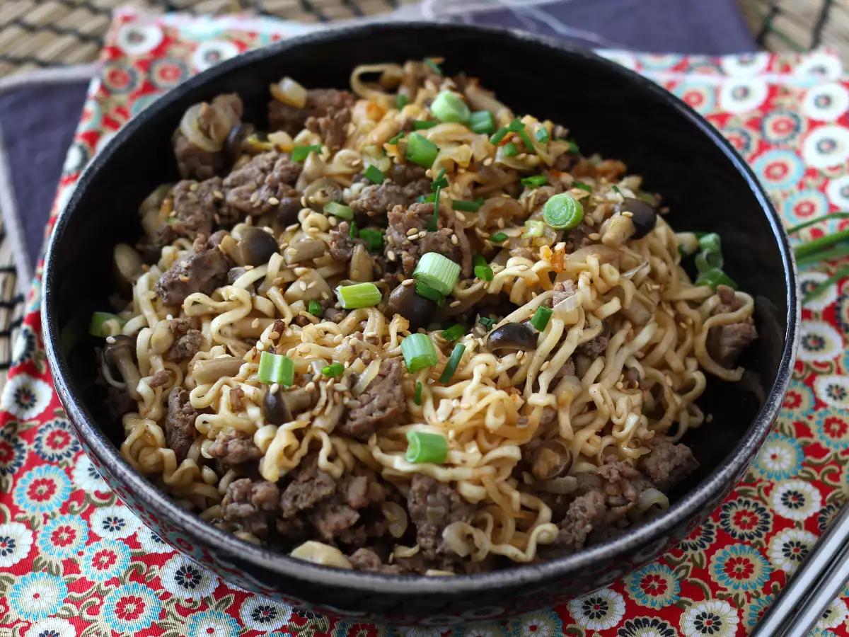 Ako varíte instantné rezance? Rýchly recept s hovädzím mäsom a hubami! - foto 6