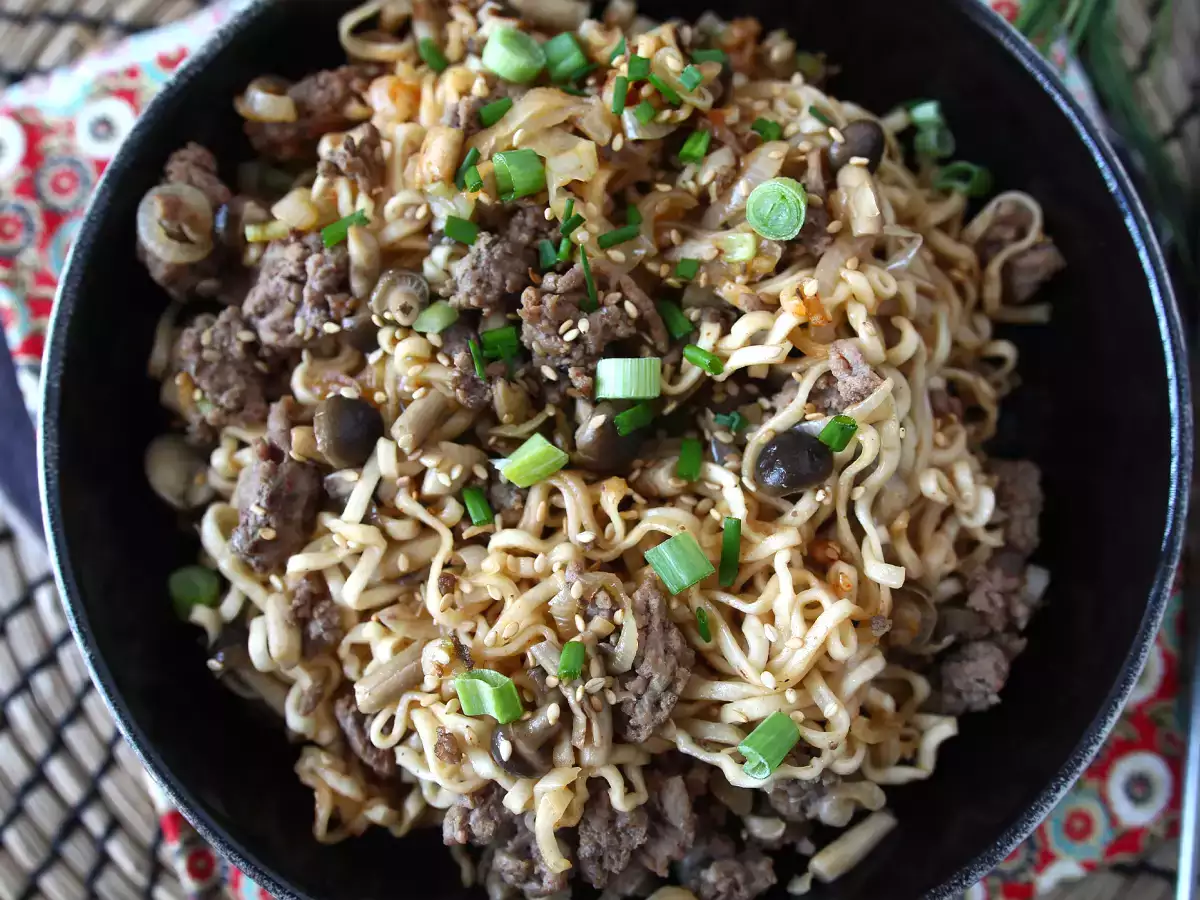 Ako varíte instantné rezance? Rýchly recept s hovädzím mäsom a hubami! - foto 7