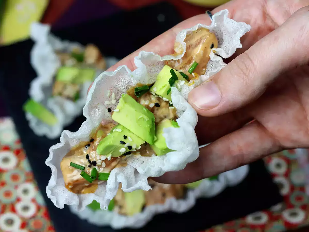 Ázijské tacos: tatarák z lososa v ryžových lupienkoch - foto 2